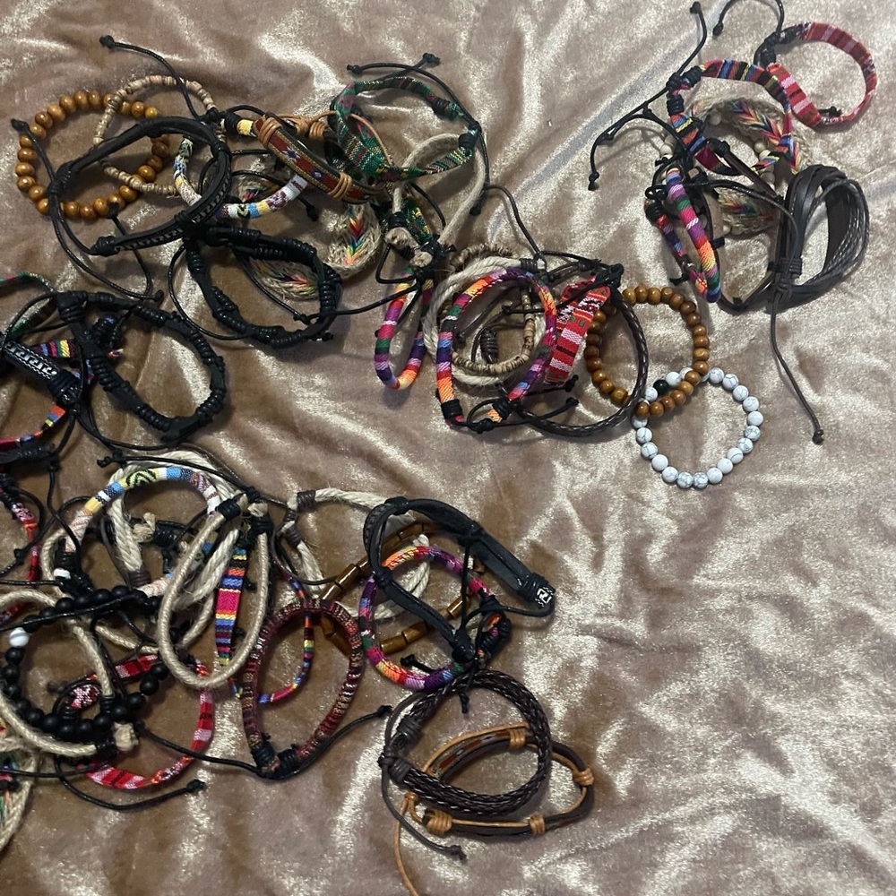 FINREZIO Juego de 50 pulseras para mujeres y hombres